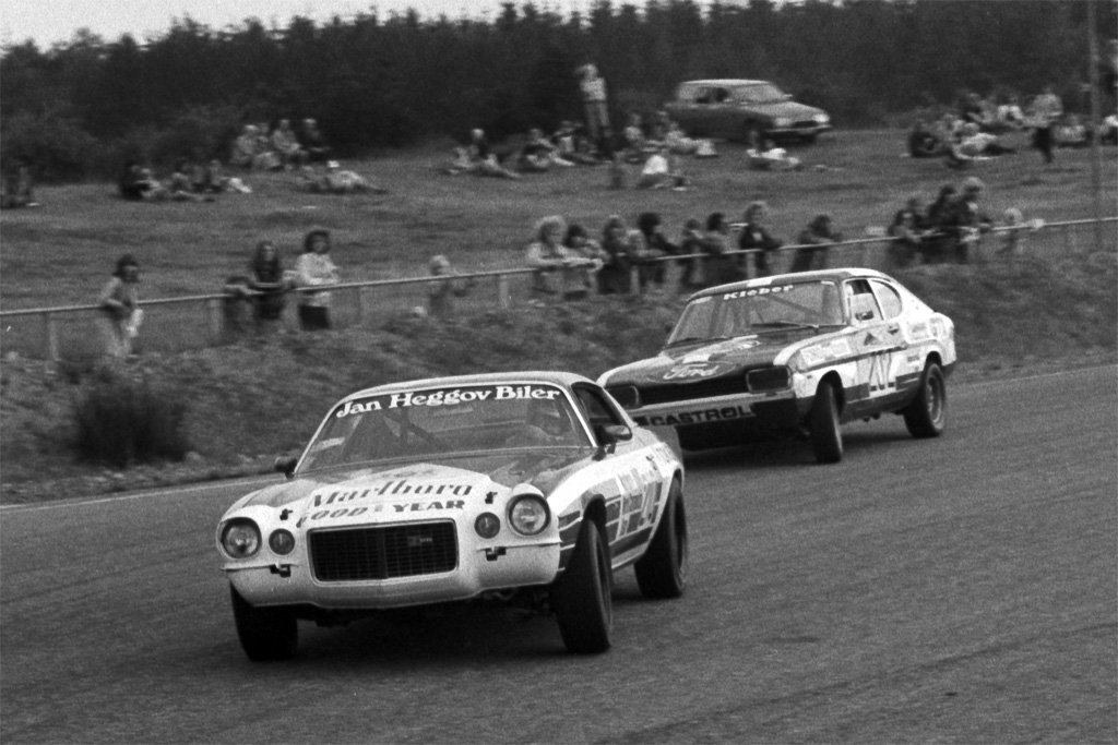 Chevrolet Camaroen har stolte motorsportstraditioner. Her er det Danmarks første Formel 1-kører, Tom Belsø, der ved Grand Prix Danmark i 1974 giver Erik Høyer baghjul.